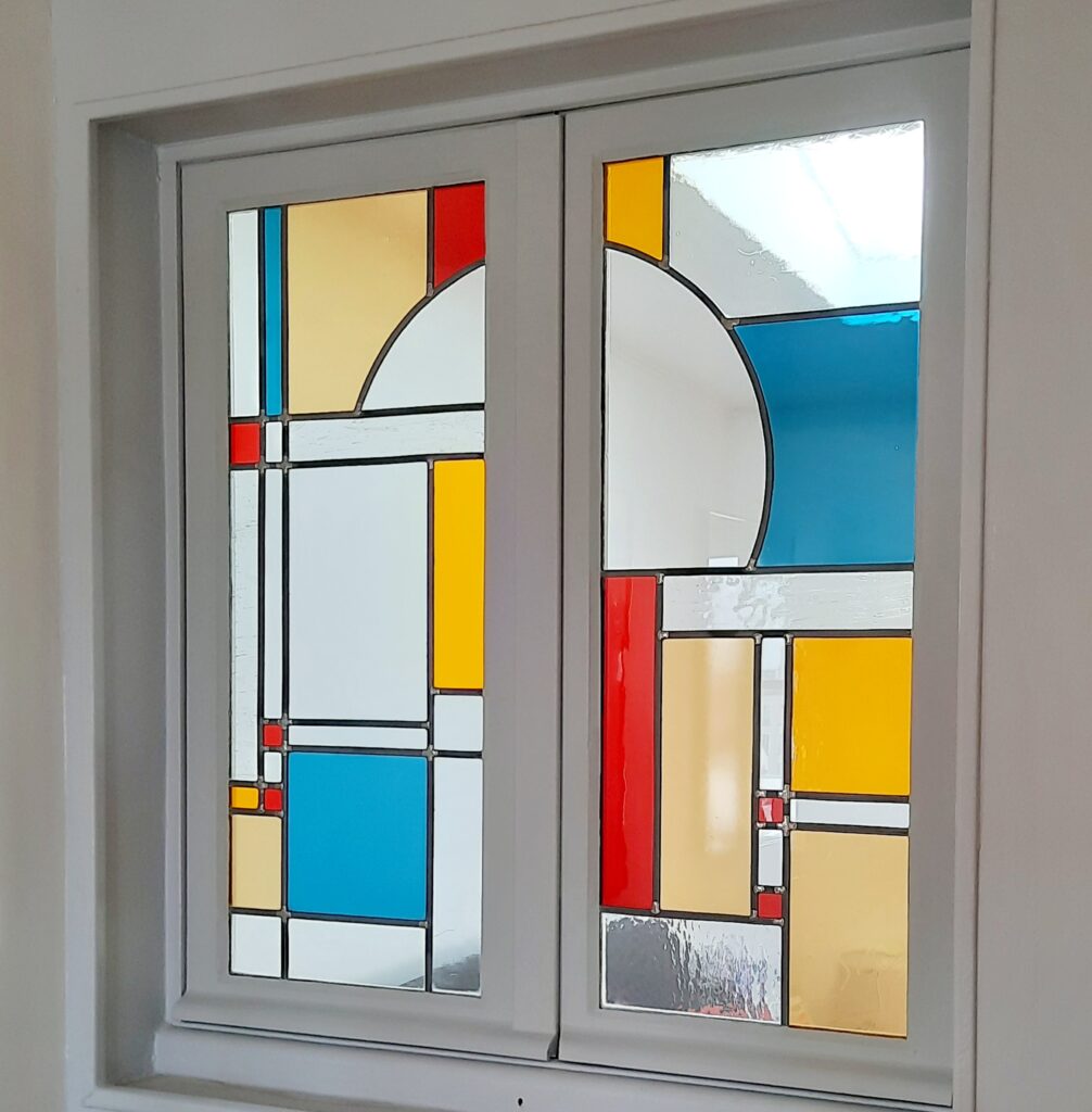 fab luz vitrail géométrique rouge jaune bleu