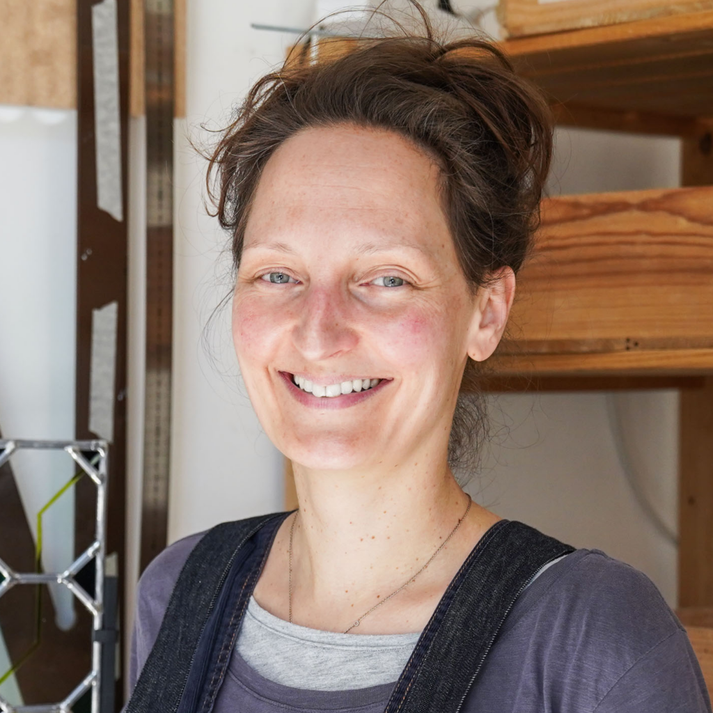 L'atelier se déroulera avec Delphine Legros, vitrailliste depuis 15 ans