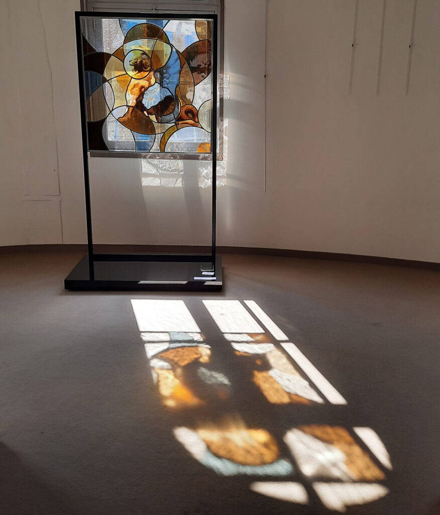 Vitrail Chimère de Delphine Legros - Maison du Vitrail d'Armance - Ervy-le-Châtel 2024